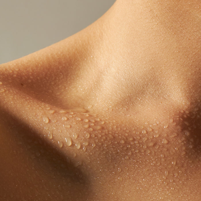 Boosts hydration and helps to maintain a healthy skin barrier